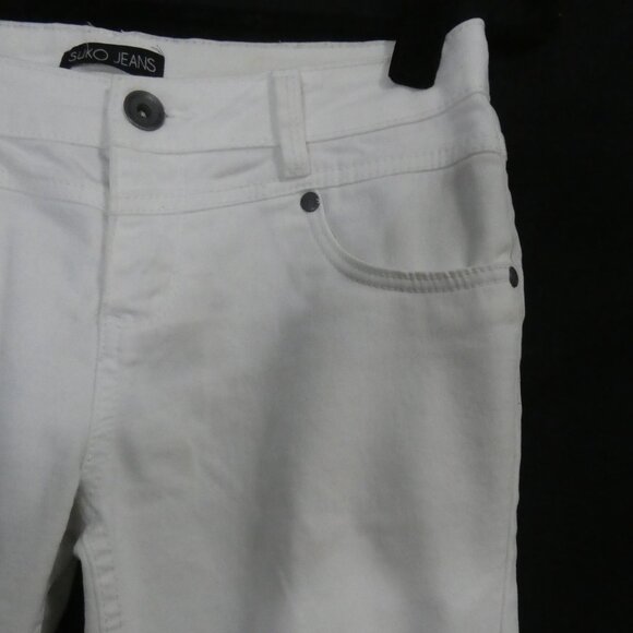 SUKO JEANS | size 4 | Classic White Cropped Capris - Picture 5 of 16